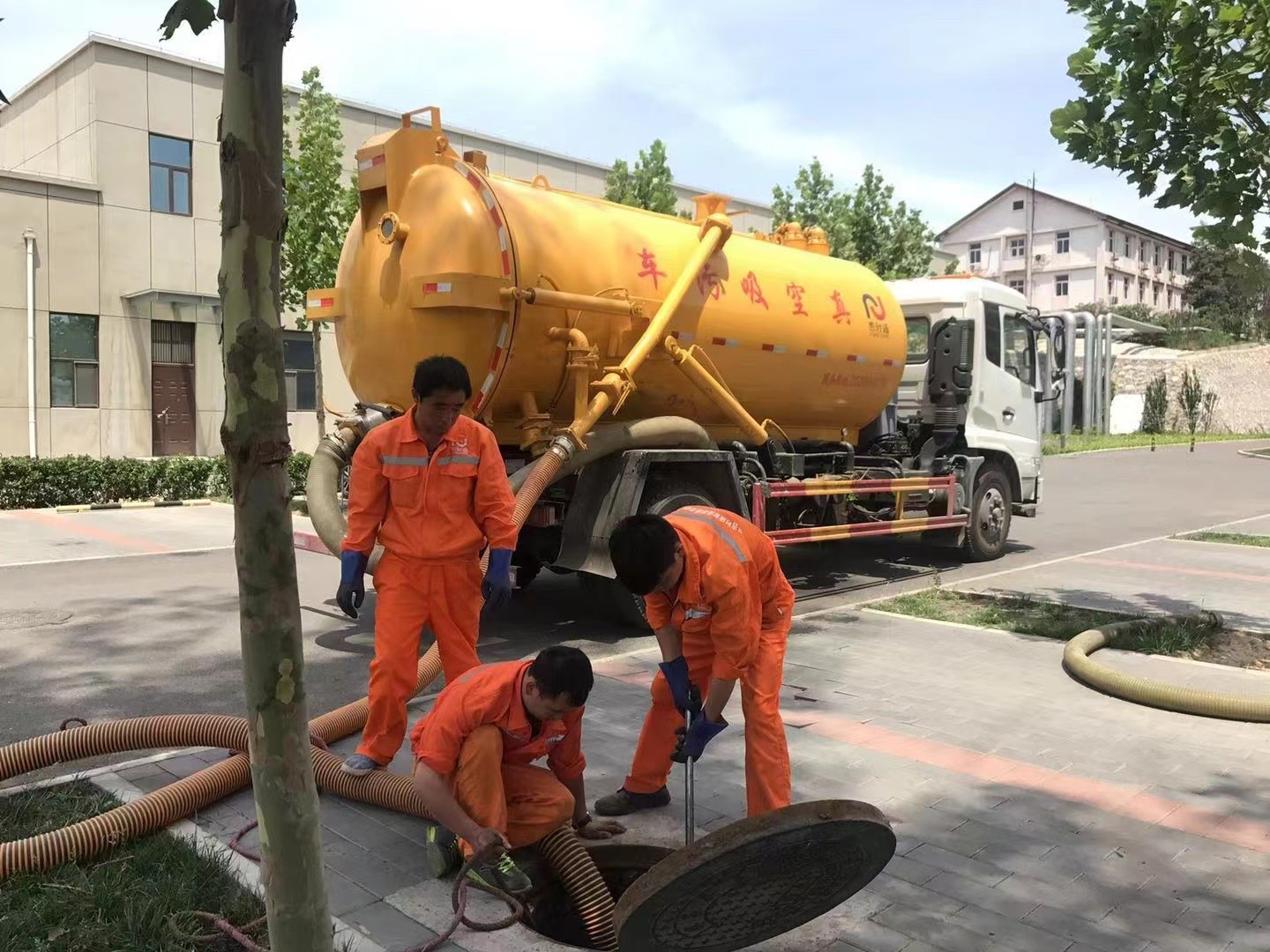 武功管道疏通车停在窨井附近