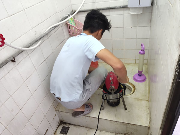 武功肥皂掉到马桶里把马桶堵住了怎么办？马桶堵住了怎么办