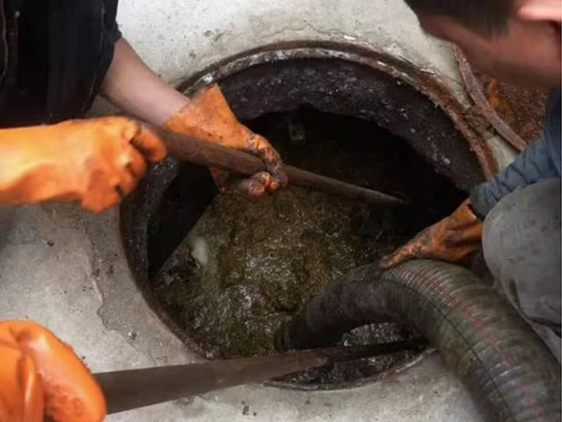 武功清理化粪池时如何避免沼气的危害？